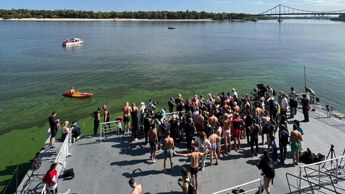 Яна Клочкова с киевлянами переплыла через зеленый Днепр Яна Клочкова с киевлянами переплыла через зеленый Днепр