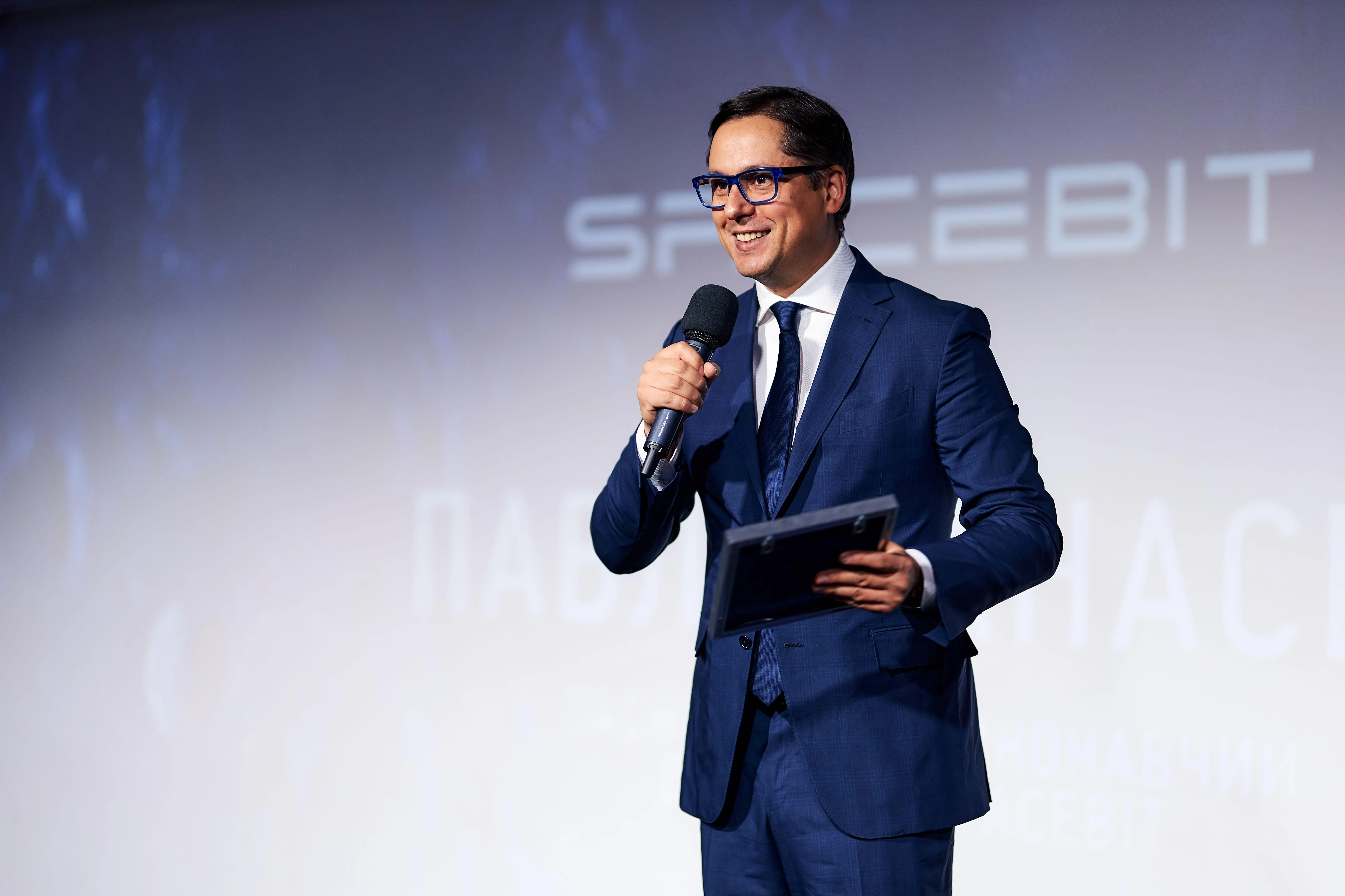 На Луне развернут украинский флаг На Луне развернут украинский флаг