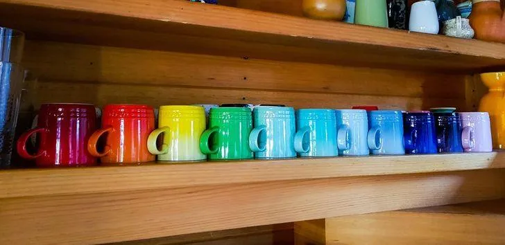 Хтось ідеально виклав чашки на полицю Хтось ідеально виклав чашки на полицю