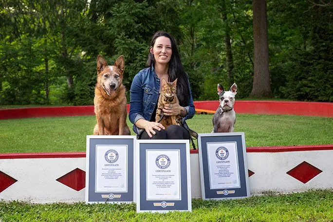 кіт з собакою проїхалися на самокаті й потрапили до книги рекордів Гіннеса