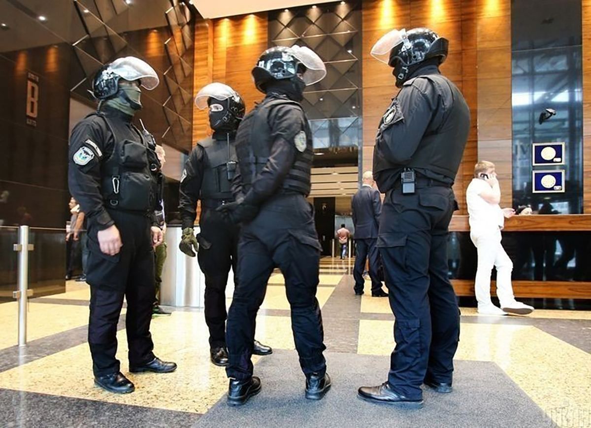 Представители власти хотят под выборы захватить 4 600 плоскостей "Октагон-Аутдор" – аналитик