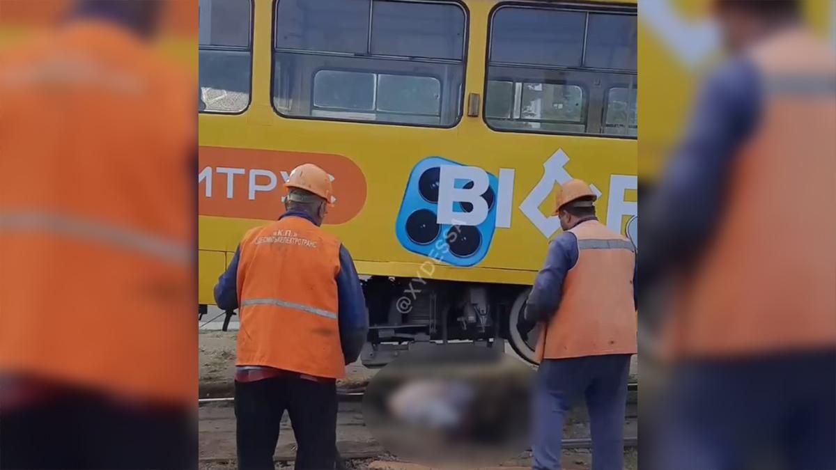 Бабушка бросилась под трамвай в Одессе: доставали с автокраном Бабушка бросилась под трамвай в Одессе: доставали с автокраном