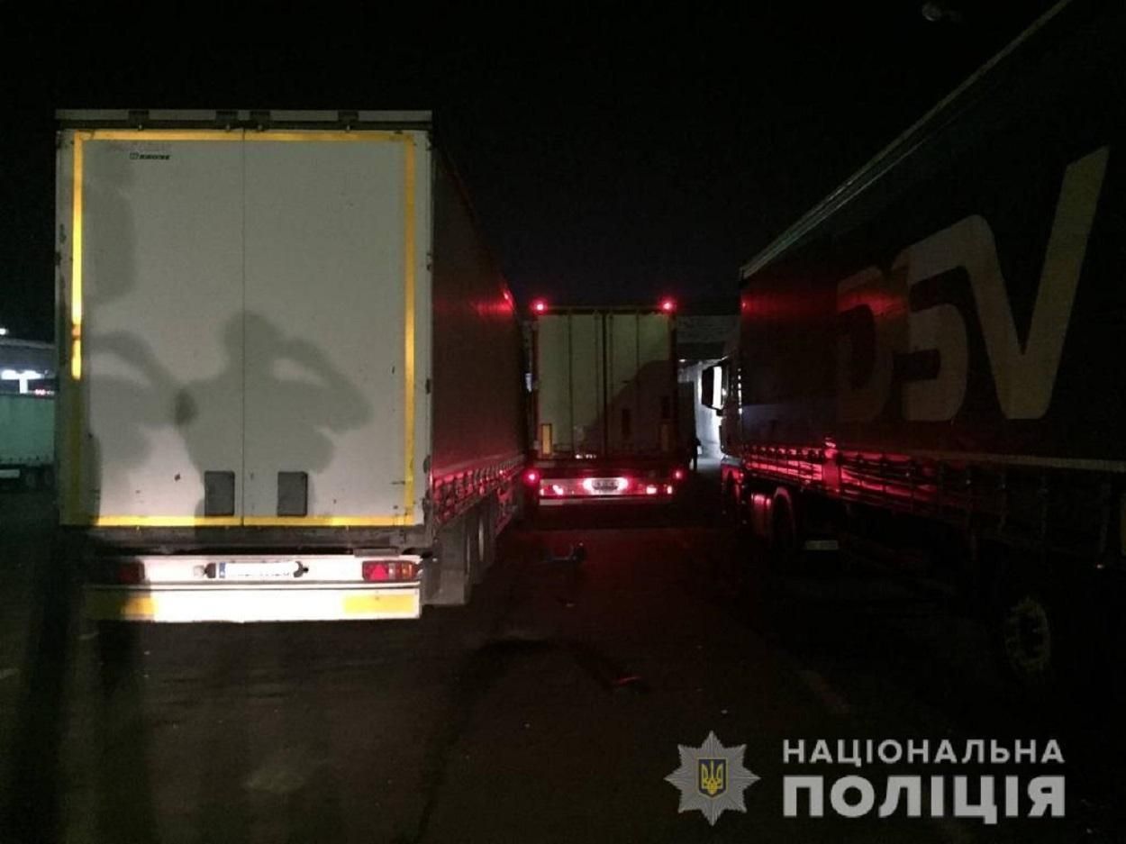 На границе в Шегинях дальнобойщика раздавил собственный грузовик