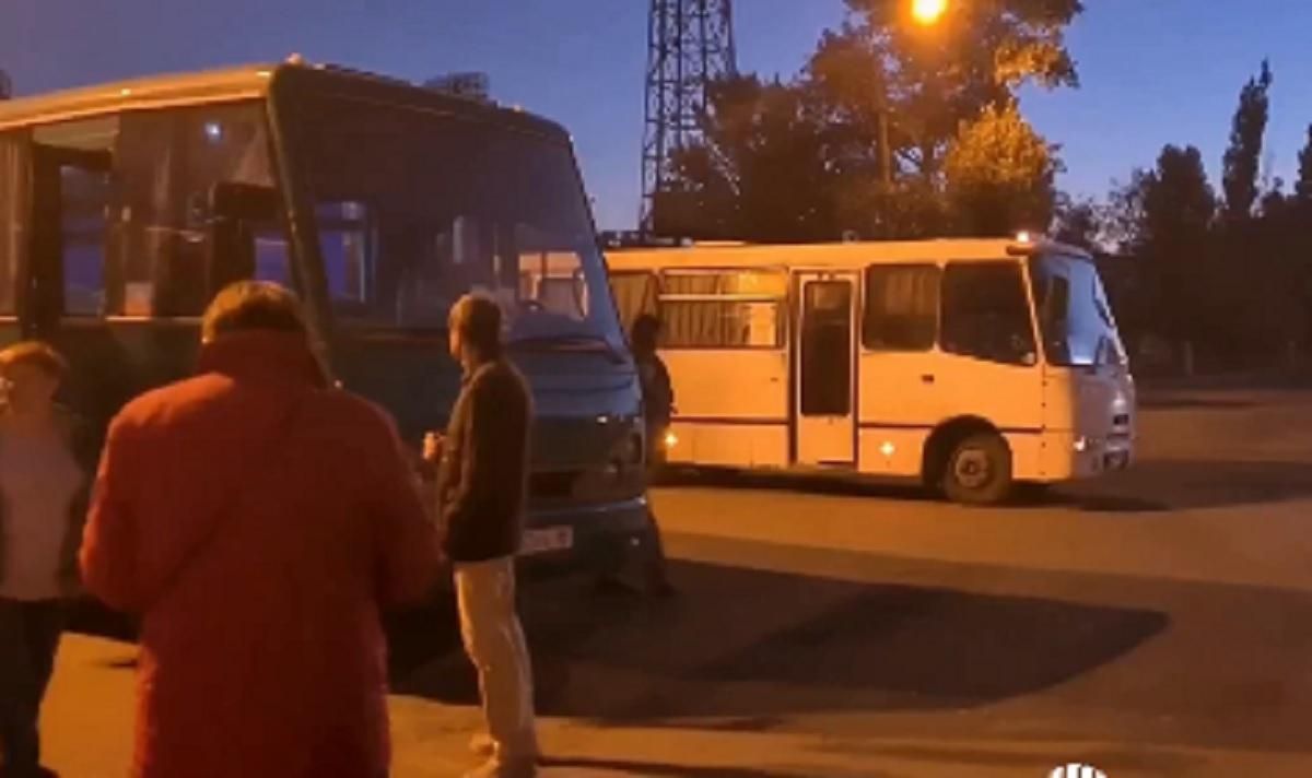 В автобус – і до окупанта: жителів Донбасу возять у Росію голосувати на виборах - Новини росії - 24 Канал