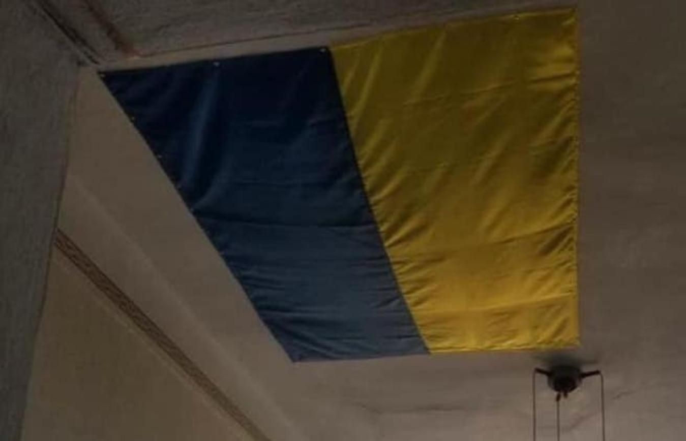 Чиновники в Миколаєві "залатали" дірку в стелі прапором України: курйозне фото - Україна новини - 24 Канал Чиновники в Миколаєві "залатали" дірку в стелі прапором України: курйозне фото - Україна новини - 24 Канал