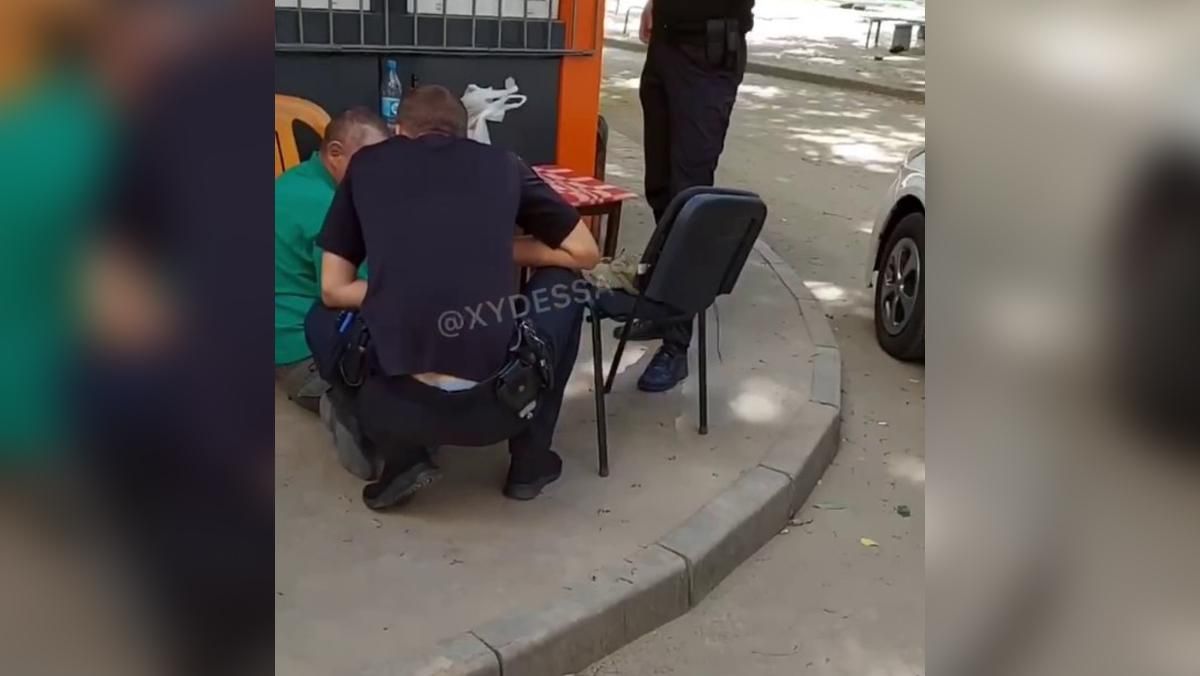 Угрожал взорвать школу и пошел за пивом: задержали одессита с гранатой Угрожал взорвать школу и пошел за пивом: задержали одессита с гранатой