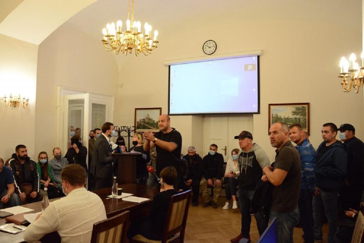 Во Львове псевдоактивисты сорвали заседание исполкома горсовета: видео с места происшествия