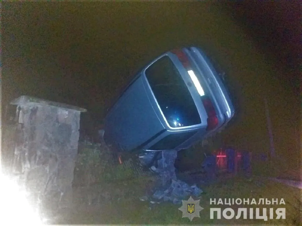 Авто настромилось на стовп: на Львівщині водій влетів в огорожу кладовища і загинув