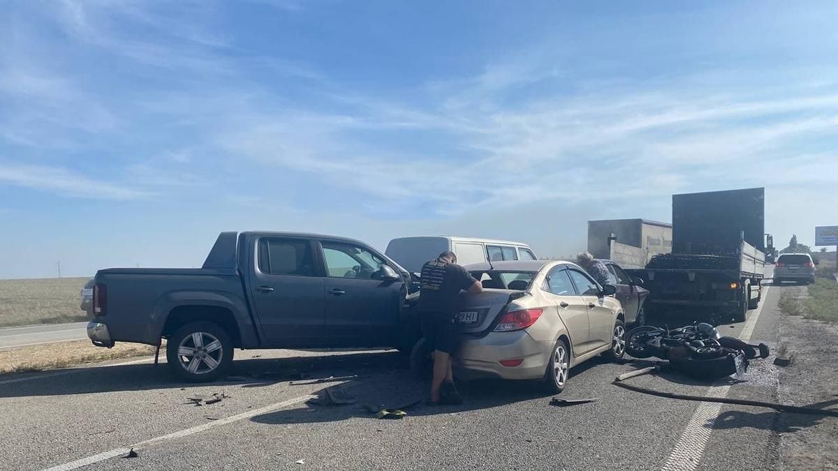 Дорогу закрило димом: на Дніпропетровщині сталася жорстка автотроща з вантажівкою - 24 Канал Дорогу закрило димом: на Дніпропетровщині сталася жорстка автотроща з вантажівкою - 24 Канал