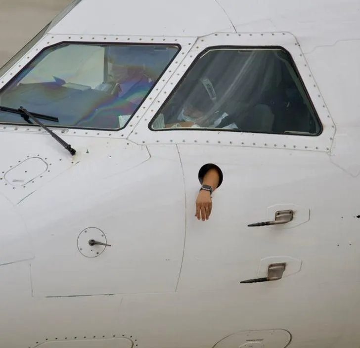 У літаку є отвір для руки У літаку є отвір для руки