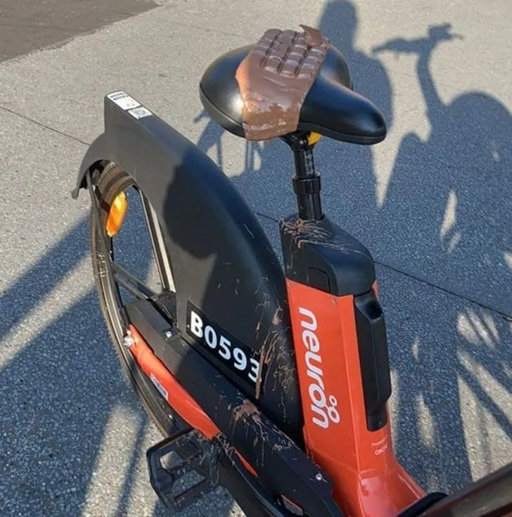 Просто плитка шоколаду, яка розтанула на велосипедному сидінні Просто плитка шоколаду, яка розтанула на велосипедному сидінні