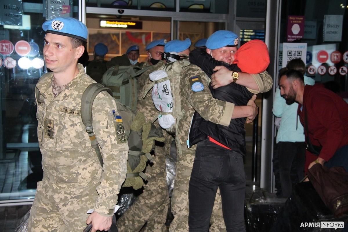З Конго повернулися понад 150 українських миротворців: емоційні фото - Україна новини - 24 Канал