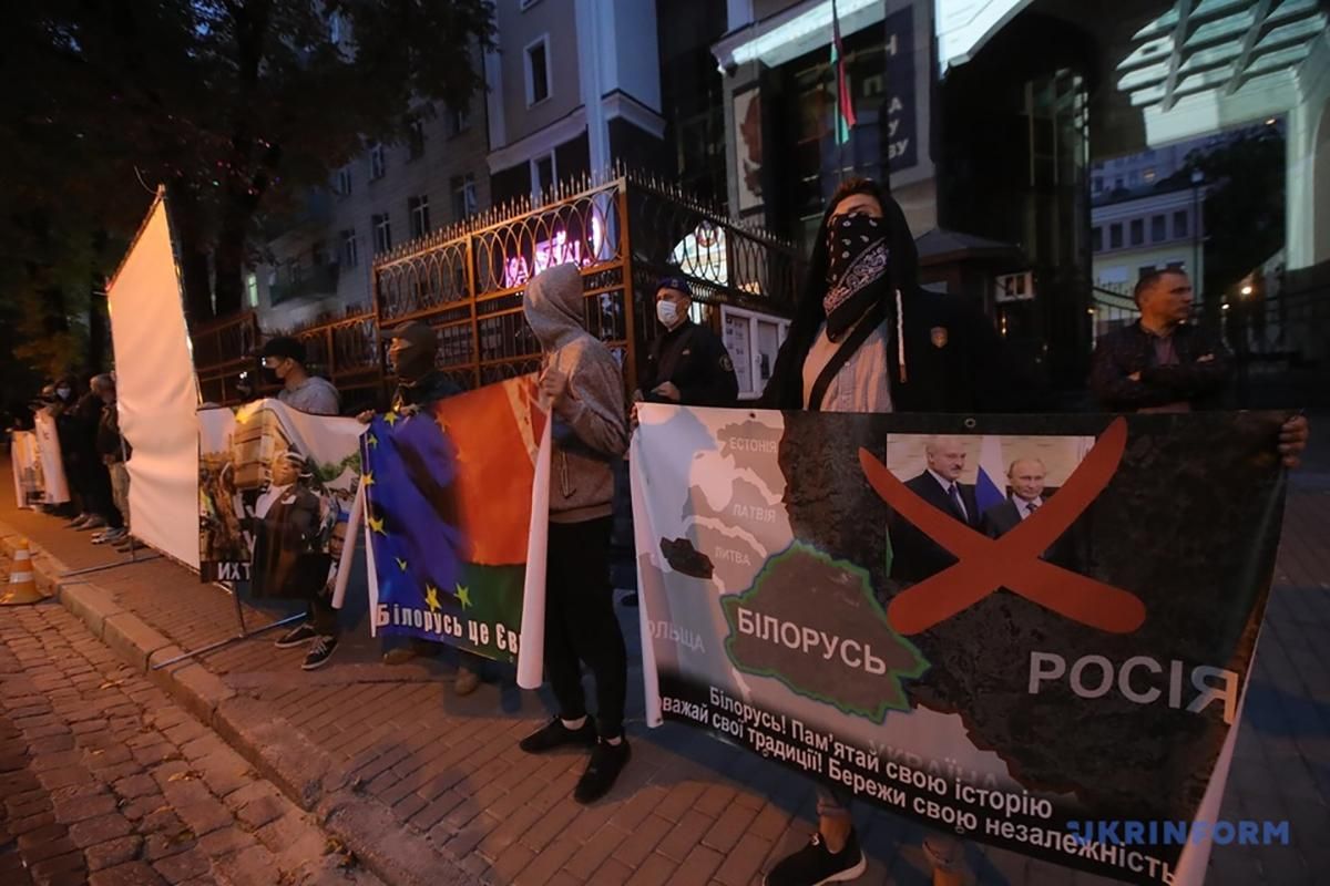 Нагадали про злочинні дії Путіна: біля посольства Білорусі в Києві відбувся протест - Новини Росія - 24 Канал