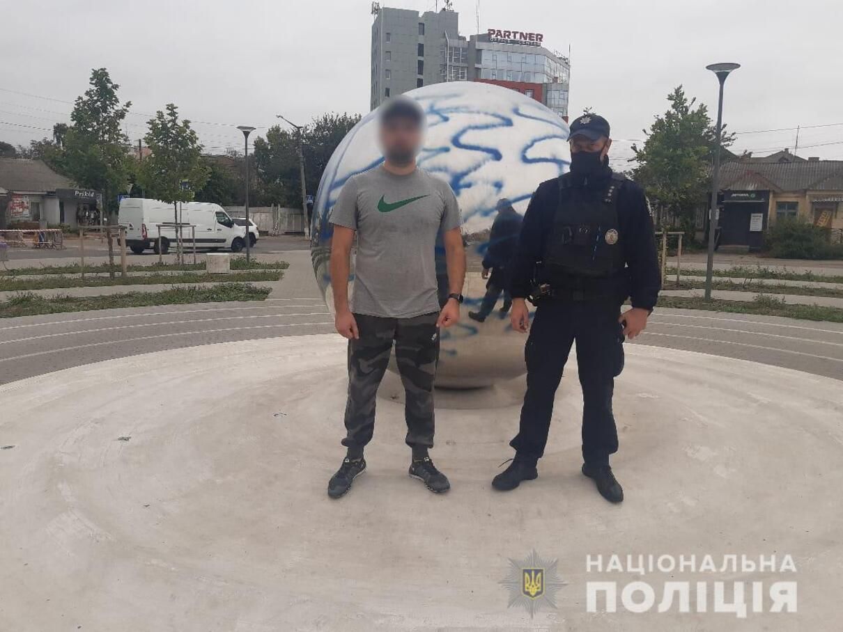 за гаражами Мстил за гараж: в Белой Церкви мужчина разрисовал баллончиком памятник Героям - novosti-belaja-cerkov - Киев