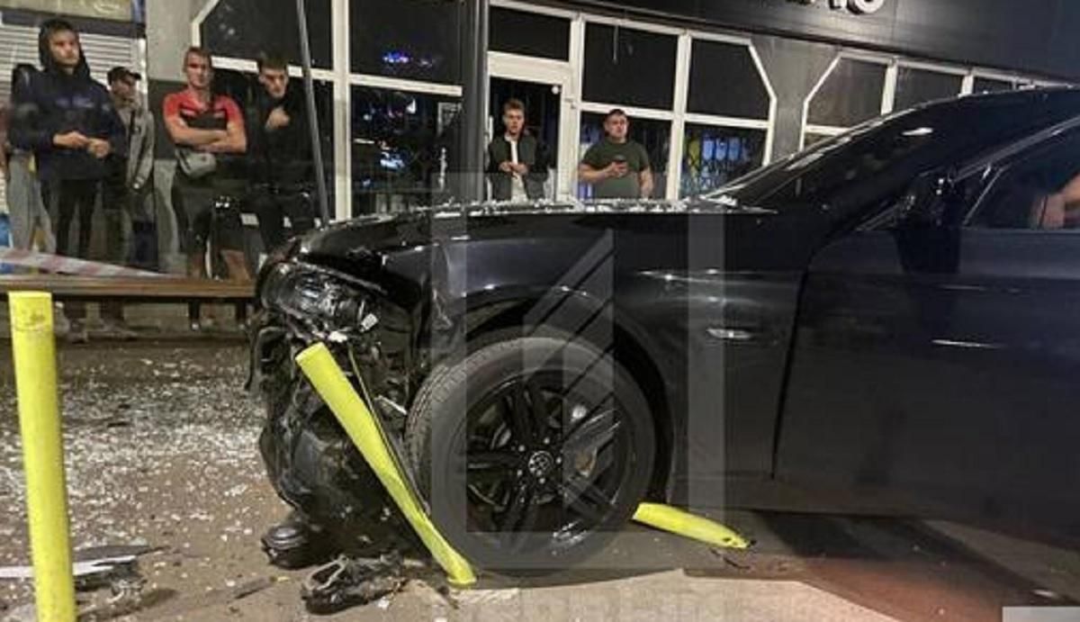 У Кривому Розі авто в'їхало в зупинку: на очевидців ДТП напали невідомі - Новини Кривий Ріг - 24 Канал У Кривому Розі авто в'їхало в зупинку: на очевидців ДТП напали невідомі - Новини Кривий Ріг - 24 Канал