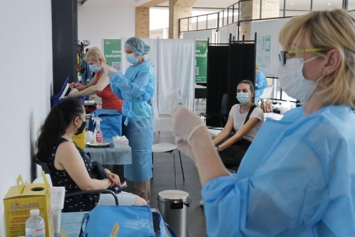 Защитить себя и родных: жители Львова массово вакцинируются от COVID-19 Защитить себя и родных: жители Львова массово вакцинируются от COVID-19