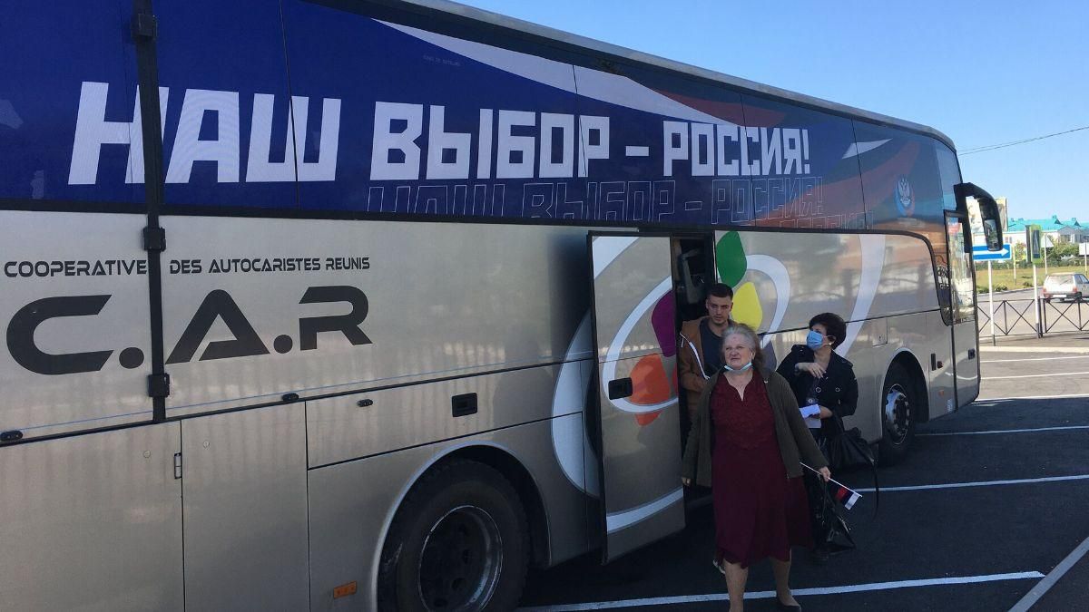 Только за день оккупанты вывезли из Донецка в Россию 6 автобусов с "избирателями"