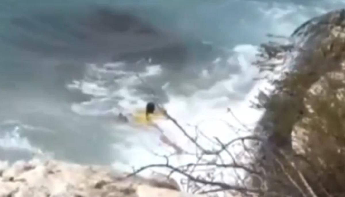 Как в Испании спасали украинку, которая сорвалась в пропасть, делая селфи: видео 18+ Как в Испании спасали украинку, которая сорвалась в пропасть, делая селфи: видео 18+