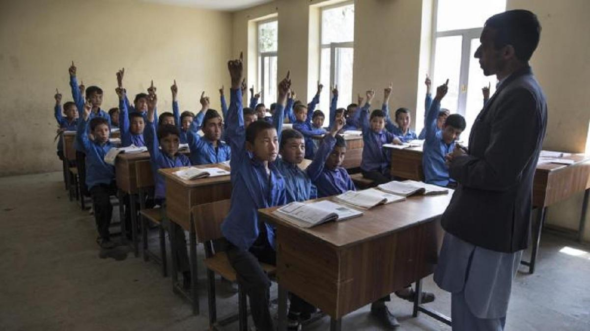 Суворе правління повертається: таліби заборонили дівчатам навчатися у школах - Освіта