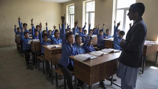 Строгое правление возвращается: талибы запретили девушкам учиться в школах