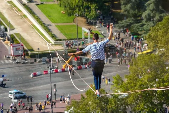канатоходець пройшовся над парижем канатоходець пройшовся над парижем