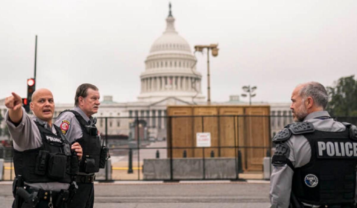 Капитолий окружен грузовиками и полицией: в США митингуют сторонники и противники Трампа Капитолий окружен грузовиками и полицией: в США митингуют сторонники и противники Трампа