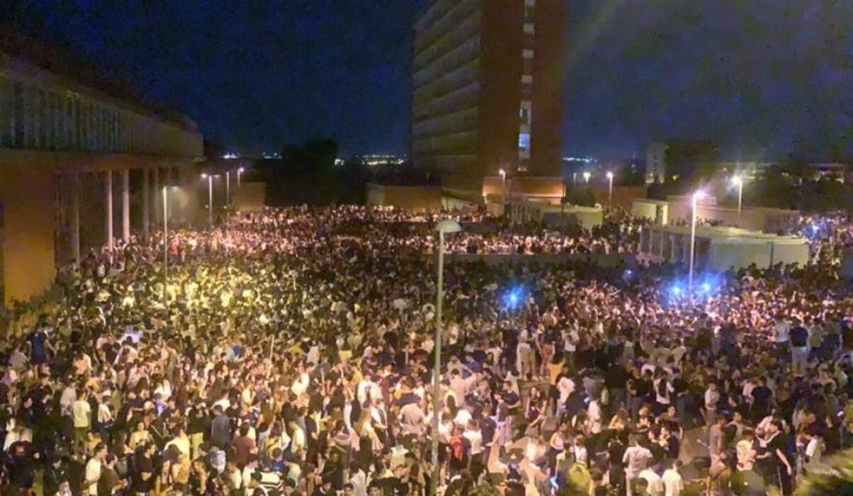 В Іспанії 25 тисяч студентів влаштували вечірку під час пандемії: шокуюче відео - 24 Канал