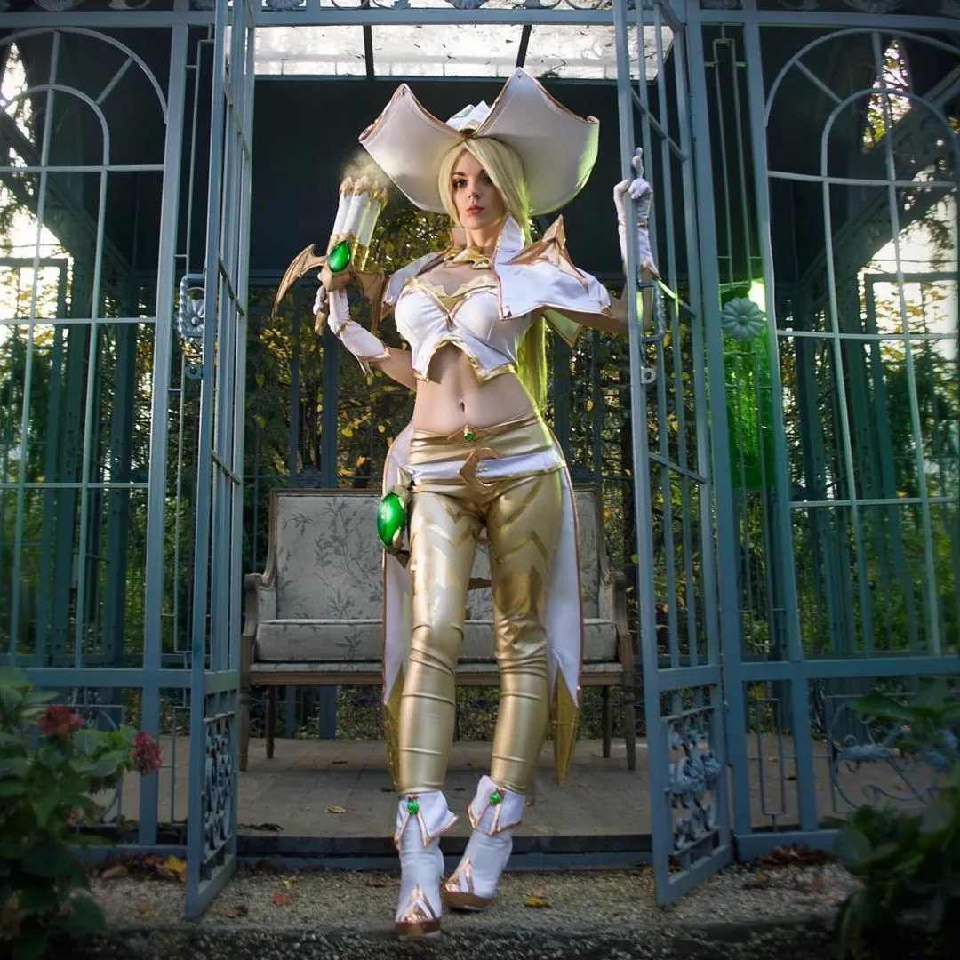 Українська модель показала відвертий косплей на відьму з гри League of Legends Українська модель показала відвертий косплей на відьму з гри League of Legends