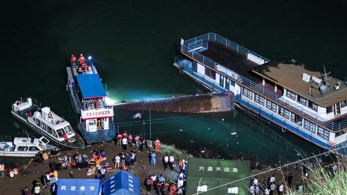 В Китае утонуло пассажирское судно: уже 10 погибших, есть пострадавшие