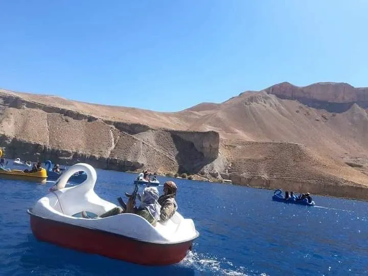 Таліби на човнах-лебедях