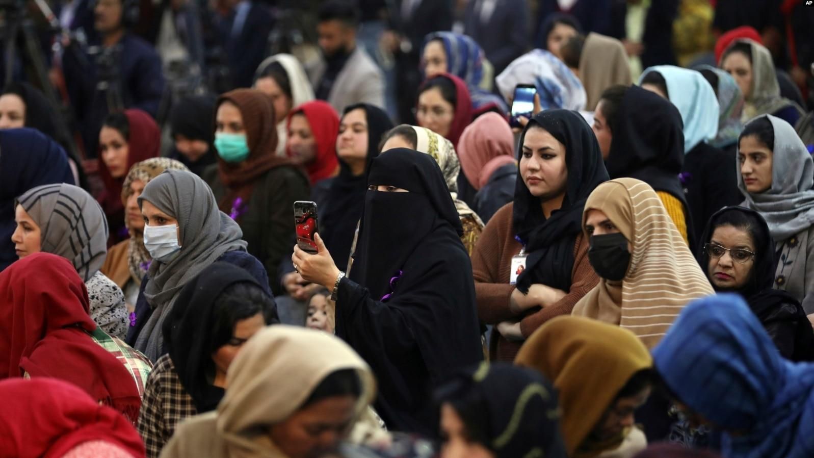Талибы запретили работать женщинам в органах городской власти Кабула: но есть исключения