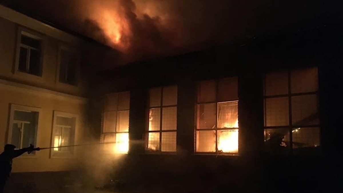 Масштабна пожежа сталася у школі в Чугуєві – спортзал згорів ущент - Свіжі новини Харкова - 24 Канал