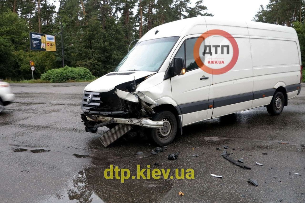 Стояла на остановке под зонтиком: в Киеве легковушка насмерть сбила молодую девушку Стояла на остановке под зонтиком: в Киеве легковушка насмерть сбила молодую девушку