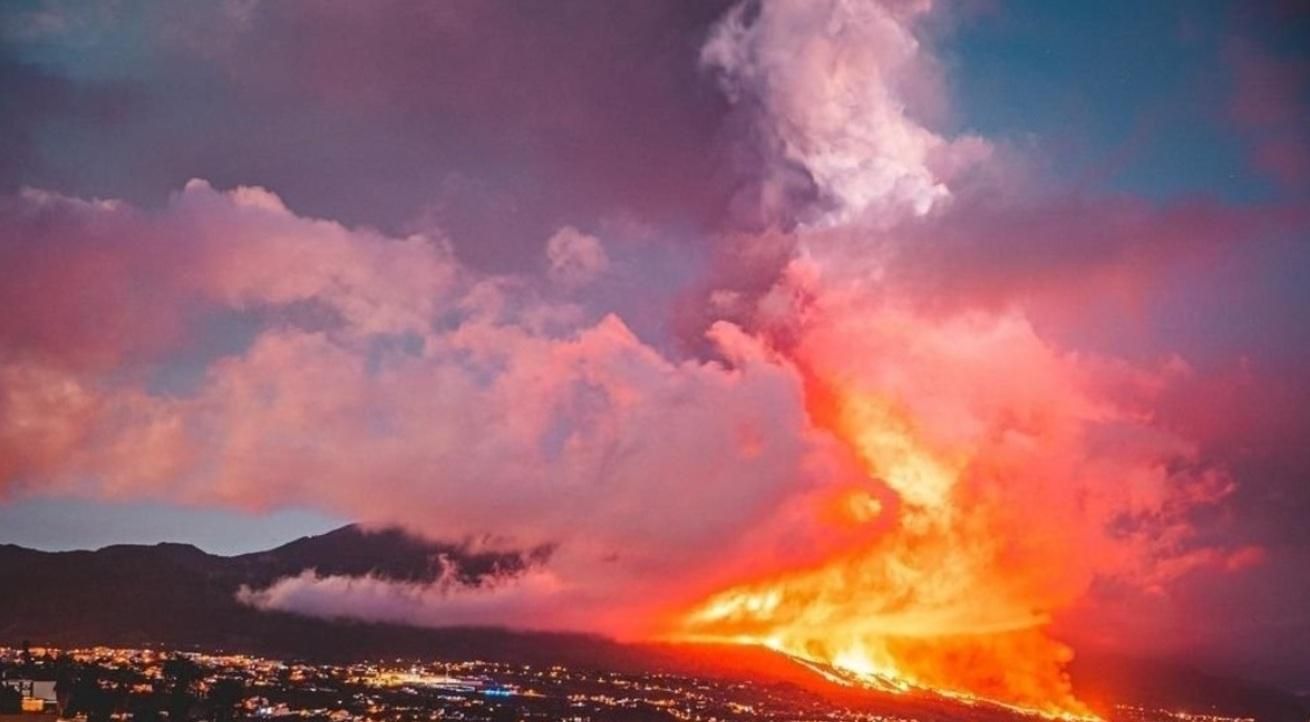 Столбы дыма и потоки лавы: появились жуткие фото и видео извержения вулкана на Канарах