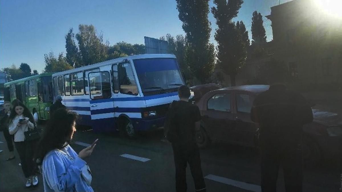 В Одесі зіткнулися 2 маршрутки та легковик: утворився кількакілометровий затор - 24 Канал В Одесі зіткнулися 2 маршрутки та легковик: утворився кількакілометровий затор - 24 Канал