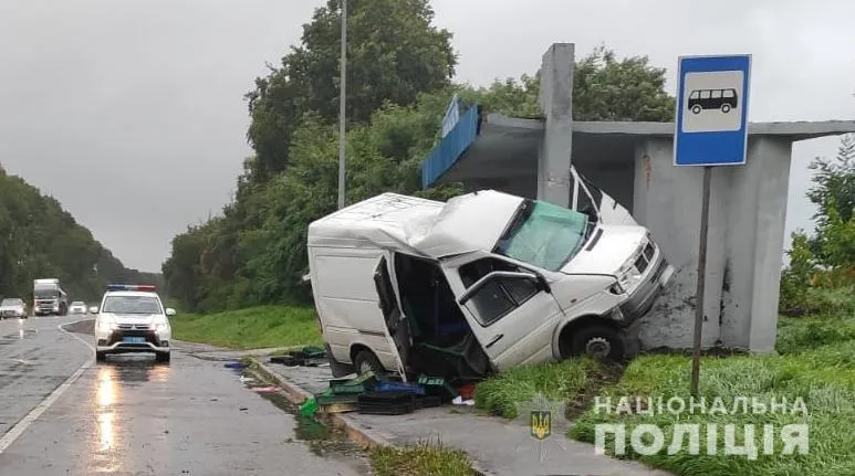 Авто розтрощило вщент, водій загинув: на трасі Київ – Чоп мікроавтобус влетів у бетонну зупинку