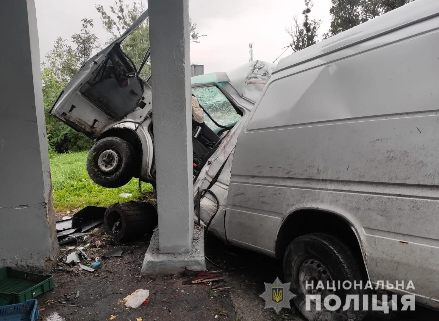 Авто розтрощило вщент, водій загинув: на трасі Київ – Чоп мікроавтобус влетів у бетонну зупинку