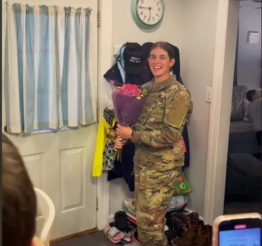 Військовослужбовиця зробила бабусі сюрприз, повернувшись додому раніше