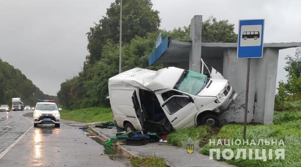 На трассе Киев – Чоп микроавтобус влетел в остановку: авто разбило вдребезги, водитель погиб