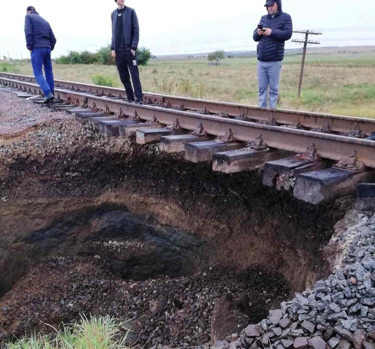 Пропасть под путями на Буковине: в Укрзализныце рассказали, когда возобновят движение поездов