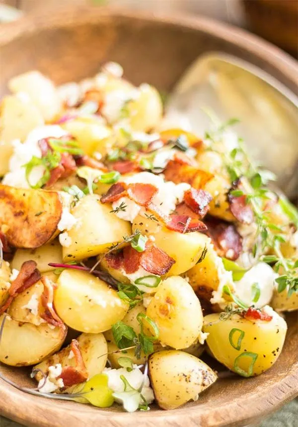 Рецепт теплого салата из картофеля, яиц и бекона