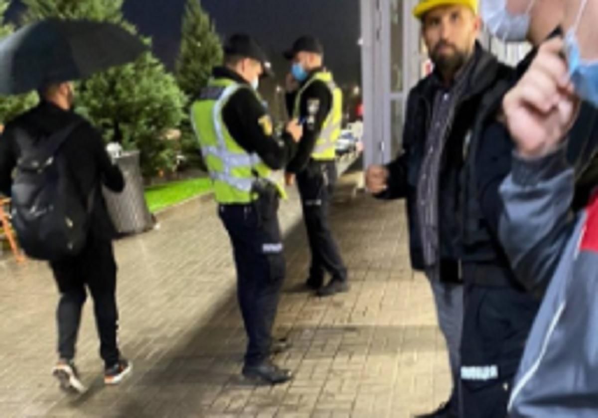 "Я вам голову отрежу": в Кривом Роге мужчина набросился с ножами на консультанта магазина "Я вам голову отрежу": в Кривом Роге мужчина набросился с ножами на консультанта магазина