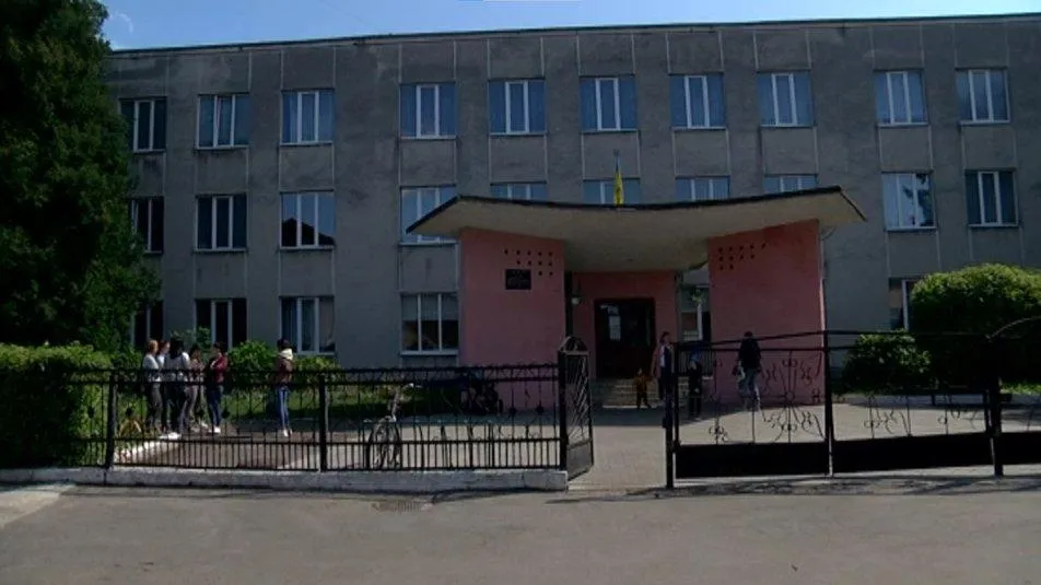 Хлопці підглядають за дівчатами: у Червонограді школярі змушені ходити в туалети без дверей Хлопці підглядають за дівчатами: у Червонограді школярі змушені ходити в туалети без дверей