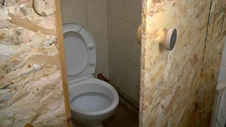 Хлопці підглядають за дівчатами: у Червонограді школярі змушені ходити в туалети без дверей