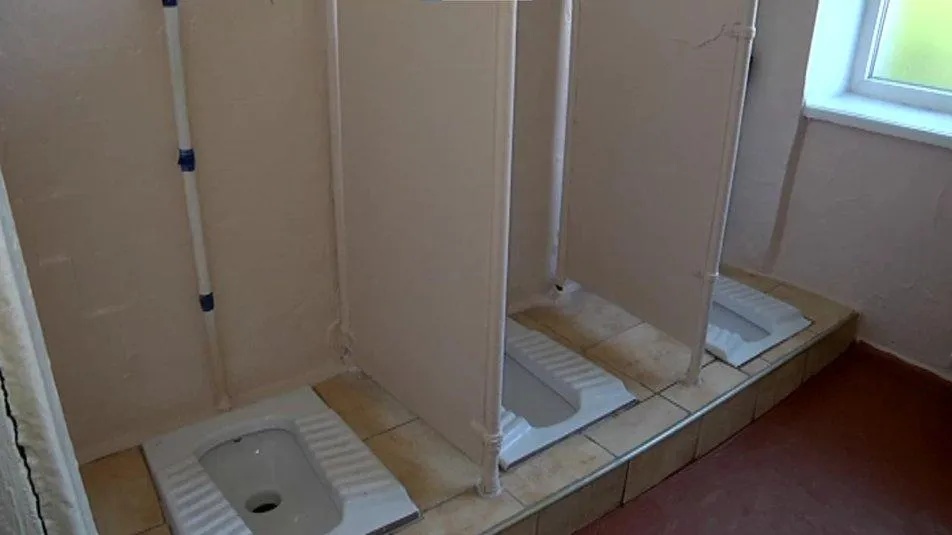 Хлопці підглядають за дівчатами: у Червонограді школярі змушені ходити в туалети без дверей