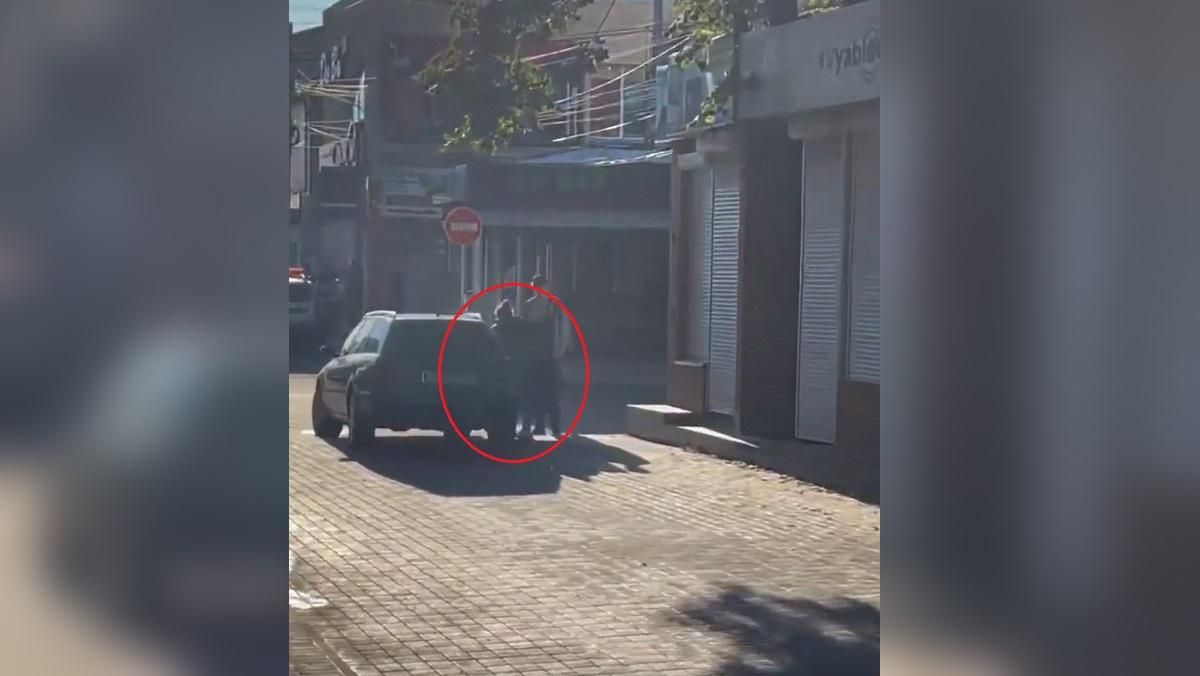 Обокрал и потащил по асфальту: в Измаиле дерзко ограбили женщину – видео инцидента Обокрал и потащил по асфальту: в Измаиле дерзко ограбили женщину – видео инцидента