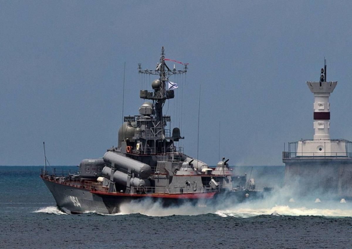 Россия начала масштабные учения со стрельбами в Черном море