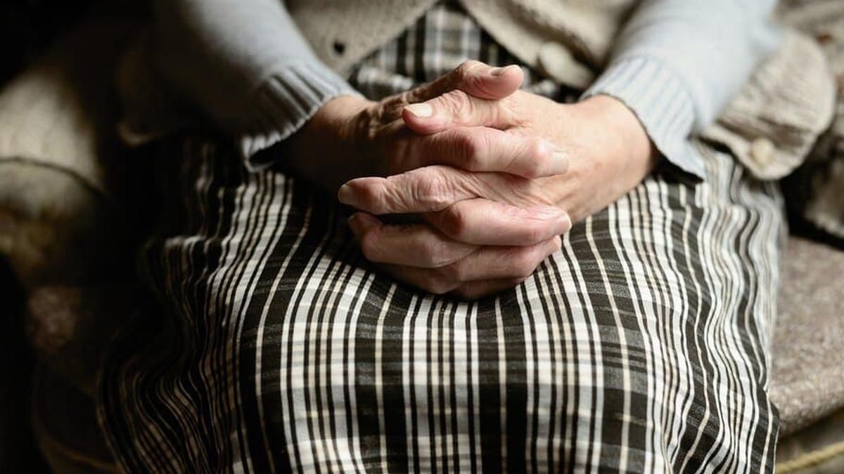 Не давав виходити з квартири та погрожував: у Києві чоловік цілий рік тероризував бабусю - Київ Не давав виходити з квартири та погрожував: у Києві чоловік цілий рік тероризував бабусю - Київ