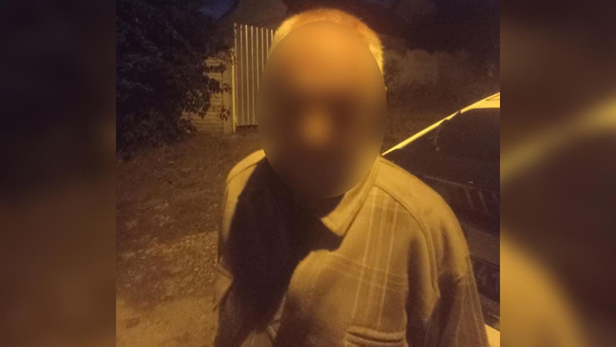 Мужчина бегал с топором по улицам Днепра: избил женщину до обморока
