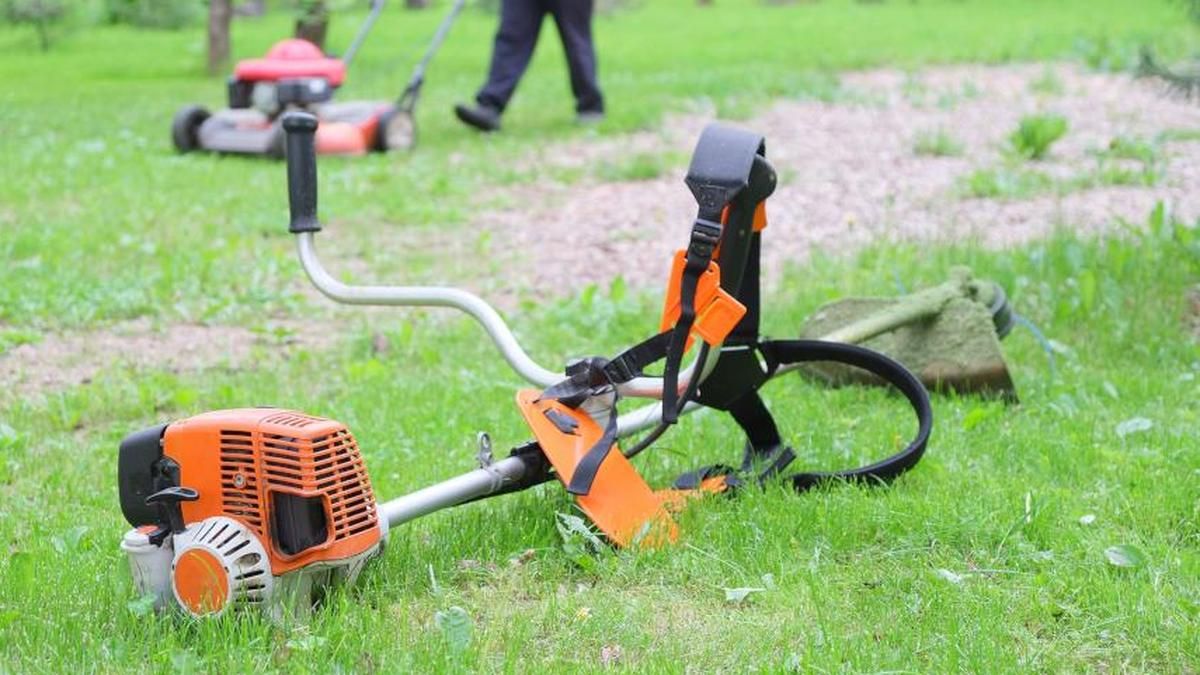 Діють на випередження: на Березняках у Києві комунальники косили траву під дощем - Новини Києва сьогодні - Київ Діють на випередження: на Березняках у Києві комунальники косили траву під дощем - Новини Києва сьогодні - Київ